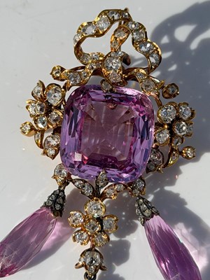 Lot 364 - A late 19th/ early 20th century yellow metal,...