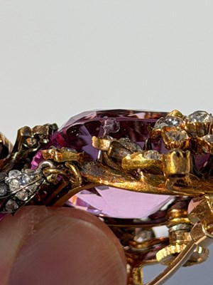 Lot 364 - A late 19th/ early 20th century yellow metal,...