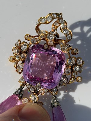 Lot 364 - A late 19th/ early 20th century yellow metal,...