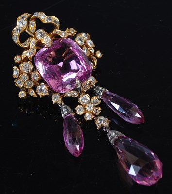 Lot 364 - A late 19th/ early 20th century yellow metal,...