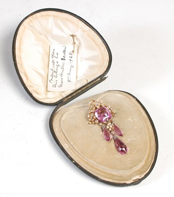 Lot 364 - A late 19th/ early 20th century yellow metal,...
