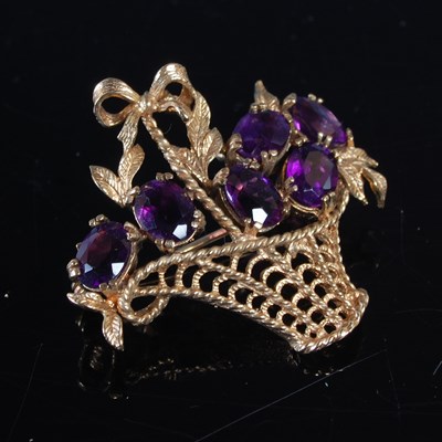 Lot 395 - A 9ct gold and purple gemstone set brooch in...