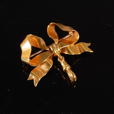Lot 396 - A 9ct gold brooch in the form of a tied bow,...