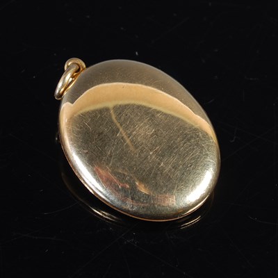 Lot 397 - A vintage yellow metal oval locket, tests as...