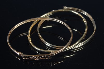 Lot 434 - Three assorted 9ct gold bangles, 15.7g.
