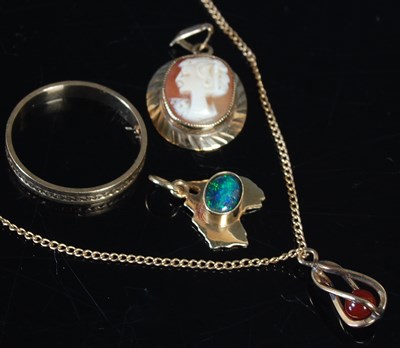 Lot 445 - Three pieces of gold jewellery, to include a...
