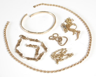Lot 454 - A group of assorted 9ct gold jewellery, to...