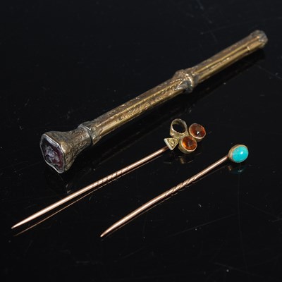 Lot 456 - A vintage yellow metal propelling pencil, the...