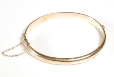 Lot 457 - A 9ct gold hinged bangle, 8.8g.