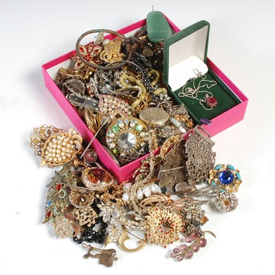 Lot 481 - A box of assorted costume jewellery.