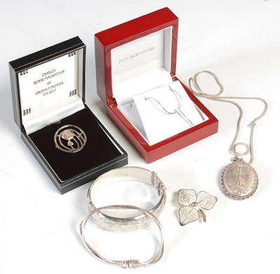 Lot 482 - A collection of silver jewellery, to include a...