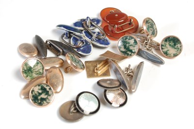 Lot 484 - A single 9ct gold cufflink, 2.8g; together...