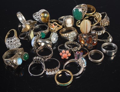 Lot 487 - A collection of assorted rings.