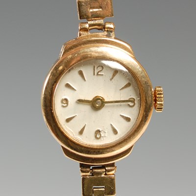 Lot 536 - A vintage ladies 9ct gold cased bracelet...