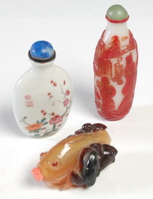 Lot 620 - A group of three assorted Chinese snuff...