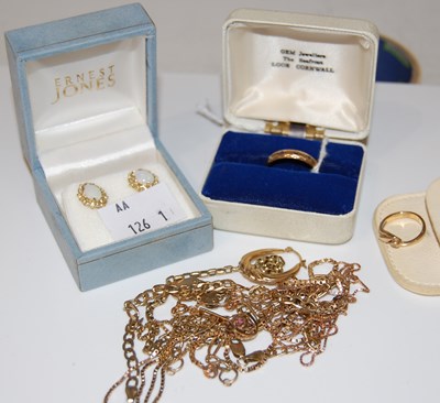Lot 79 - A collection of jewellery to include a 9ct...