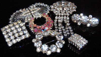 Lot 81 - A collection of assorted costume jewellery