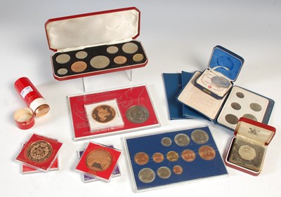 Lot 580 - A collection of assorted coins, to include...