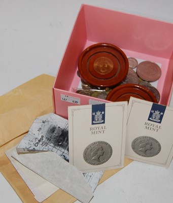 Lot 90 - A box of assorted coinage to include two...