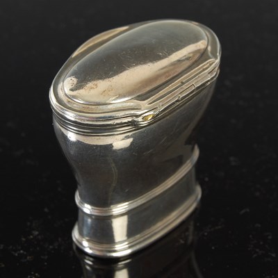 Lot 232 - A Scottish silver baluster snuff mull with...