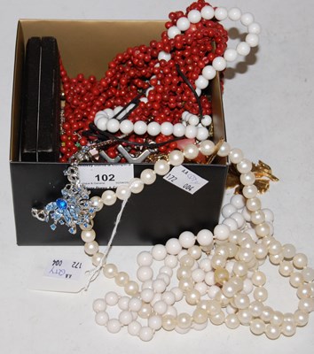 Lot 102 - A box of assorted costume jewellery,...