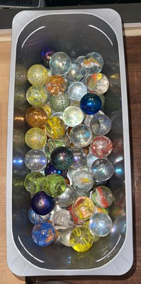 Lot 357 - A box of assorted marbles, to include cat's...