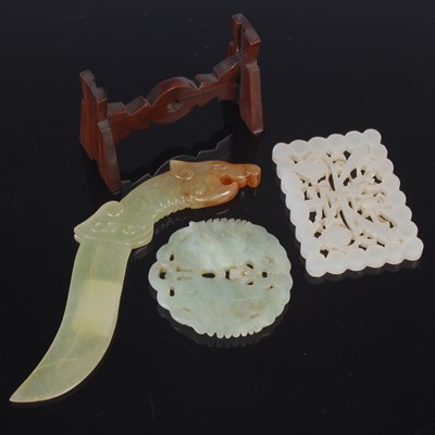 Lot 196 - A group of Chinese hardstone carvings, to...