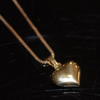 Lot 14 - An 18ct gold pendant necklace, the pendant...