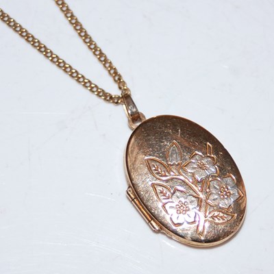 Lot 17 - A 9ct gold pendant necklace, the oval shaped...