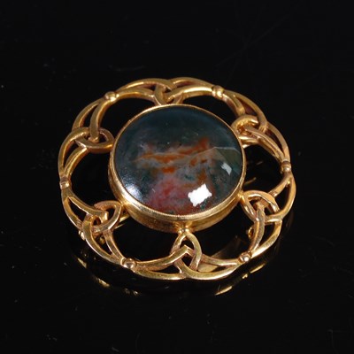 Lot 34 - A 9ct gold and moss agate plaid brooch, 36.7mm...