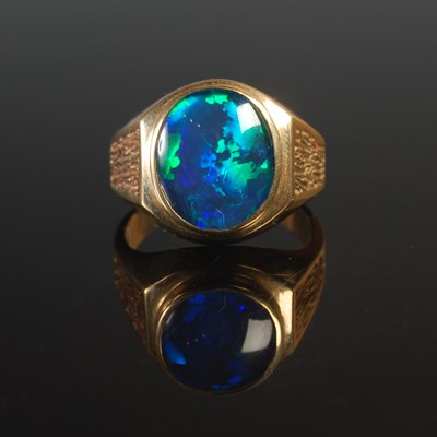Lot 60 - A yellow metal and opal single stone ring,...