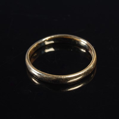 Lot 61 - An 18ct gold wedding ring, size S, 3.4g.