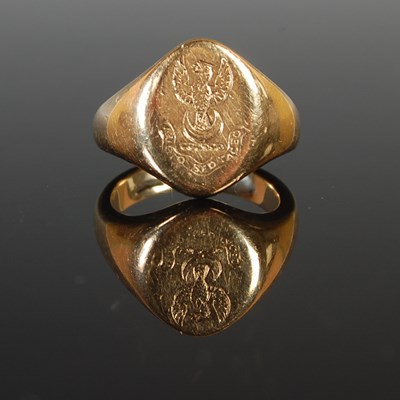 Lot 71 - A 9ct gold signet ring, the bezel engraved...