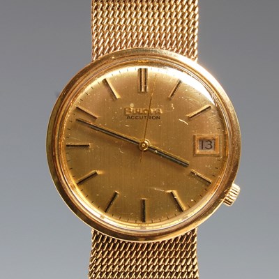 Lot 83 - A vintage gentleman's Bulova Accutron 9ct gold...