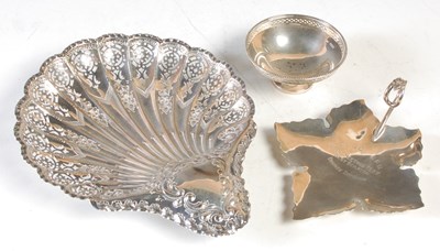 Lot 121 - A group of silver, to include a Sheffield...