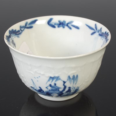 Lot 264 - An 18th century English porcelain blue and...