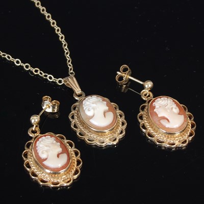 Lot 280 - A 9ct gold and cameo set pendant necklace;...