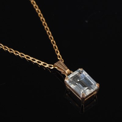 Lot 283 - A 9ct gold and aquamarine pendant necklace, 1.4g.