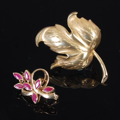 Lot 295 - Two 9ct gold brooches, one in the form of a...