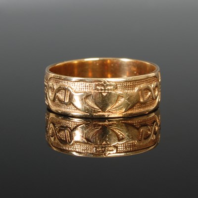 Lot 302 - A 9ct gold wedding ring, engraved with two...