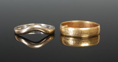 Lot 305 - An 18ct gold wedding ring, size P 1/2;...