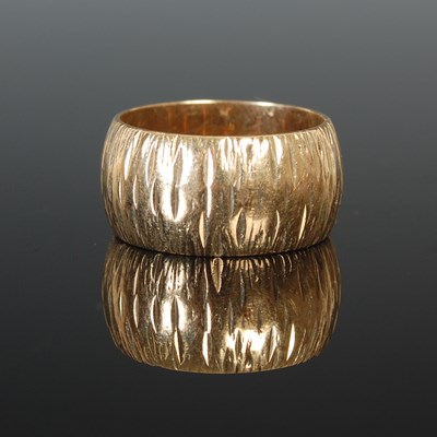 Lot 306 - A 9ct gold ring, size M, 8g.
