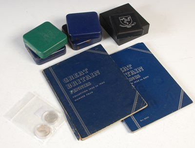 Lot 351 - A box of assorted coinage, to include a Queen...