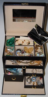 Lot 178 - A box of assorted costume jewellery