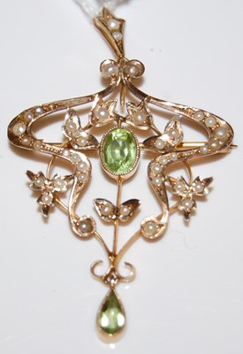 Lot 183 - A 9ct gold, peridot and split pearl Art...