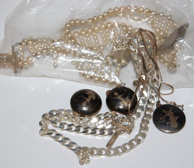 Lot 185 - A collection of assorted costume jewellery to...