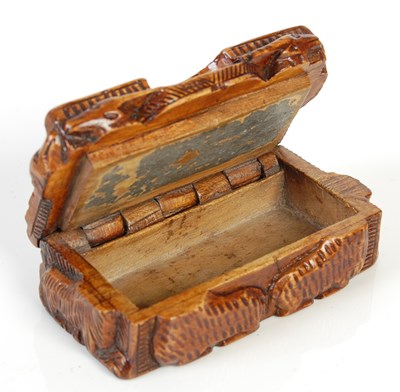 Lot 259 - A small Scottish treen 'blind man' snuff box,...