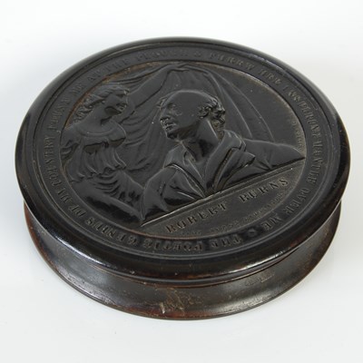 Lot 262 - A pressed horn circular snuff box, the...