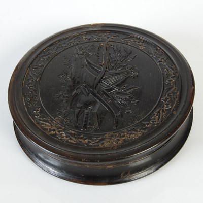 Lot 262 - A pressed horn circular snuff box, the...