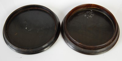 Lot 262 - A pressed horn circular snuff box, the...